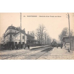 92 .n°109176.  nanterre . train .arrivee d un train en gare .