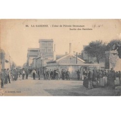 92 . n°53169. La garenne colombes. usine de pétrole desmarais. sortie des ouvriers