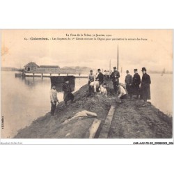 CAR-AAVP8-92-0488 - LA CRUE DE LA SEINE - 30 janvier 1910 - Colombes - Les sapeurs du 1er génie coupant la digue