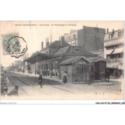 CAR-AAVP7-92-0461 - BOIS-COLOMBES - La gare - Le passage à niveau