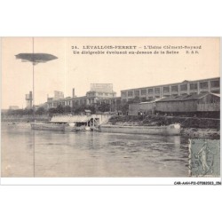 CAR-AAHP11-92-1039 - LEVALLOIS-PERRET - L'usine clément-bayard - Un dirigeable évoluant au dessus de la seine