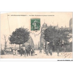 CAR-AAHP11-92-1067 - LEVALLOIS-PERRET - La rue voltaire et place cormeille