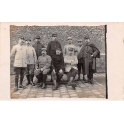92 - N°85894 - MONT VALERIEN - Militaires dans une cour - Carte photo