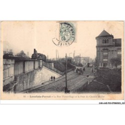 CAR-AAEP10-92-0996 - LEVALLOIS-PERRET - La rue victor hugo et le pont du chemin de fer - Train