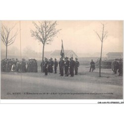 CAR-AAHP11-92-1023 - RUEIL - L'étendard du 16è brigade d'artillerie le jour de la présentation aux jeunes soldats