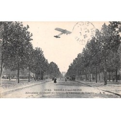 92 - NEUILLY SUR SEINE - SAN67682 - Aéroplane évoluant au dessus de l'Avenue de Neuilly