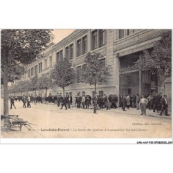 CAR-AAFP10-92-0863 - LEVALLOIS-PERRET - La sortie des ateliers d'automobiles bayard-clément
