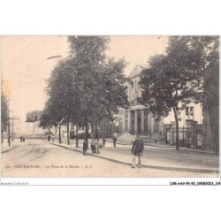 CAR-AAVP6-92-0383 - COURBEVOIE - La place de la mairie
