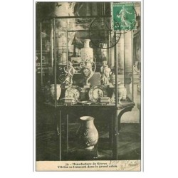 92.SEVRES.MANUFACTURE DE SEVRES.VITRINE SE TROUVANT DANS LE GRAND SALON