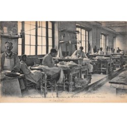 92 .n°109154.  sevres . metier .manufacture de porcelaine .ateliers des mouleurs .