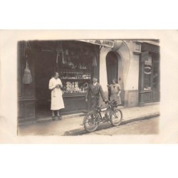 92. SURESNES - N°68713 - Homme près d'une moto devant un magasin - Carte photo