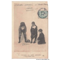 CAR-ADZP13-0757-HUMOUR - Rencontre ses petits camarades et fait comme eux